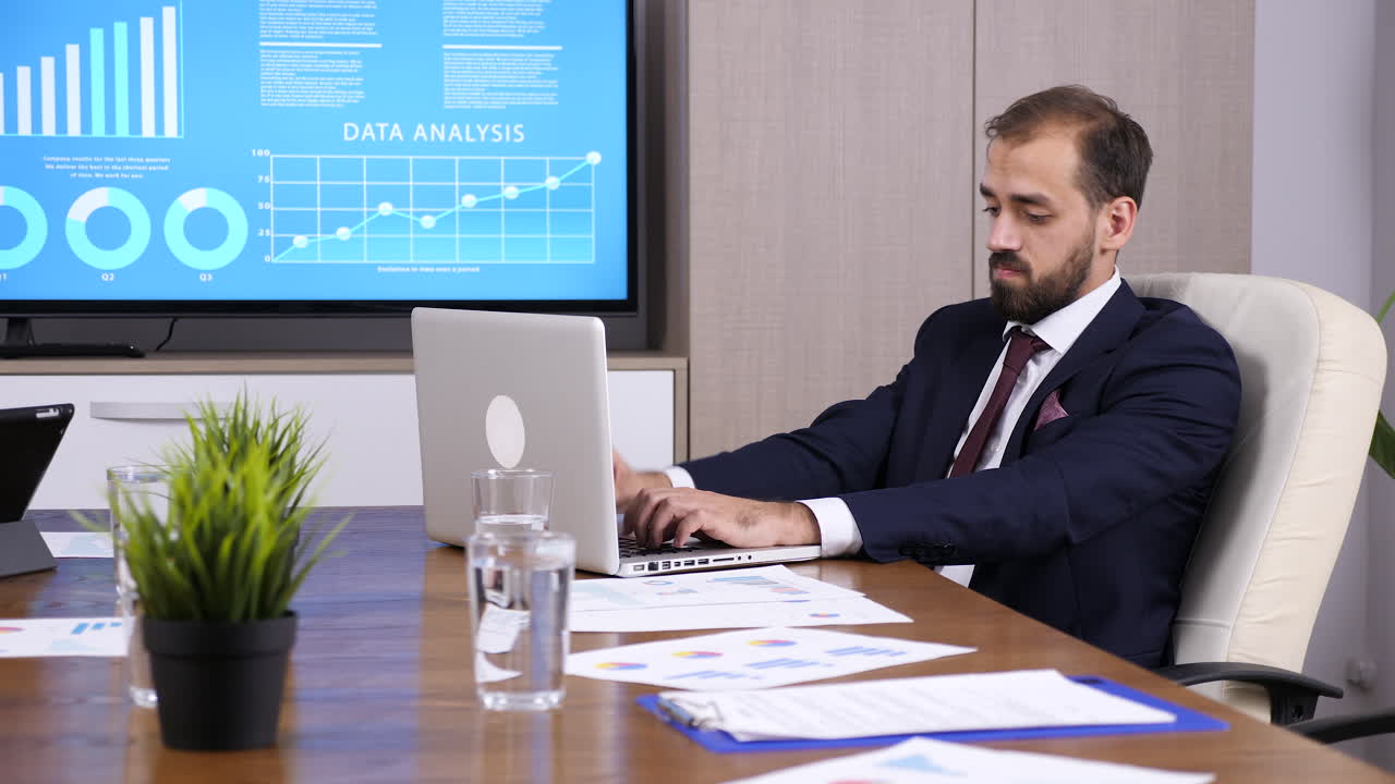 hombre de negocios trabajando en una computadora portátil en la sala de conferencias