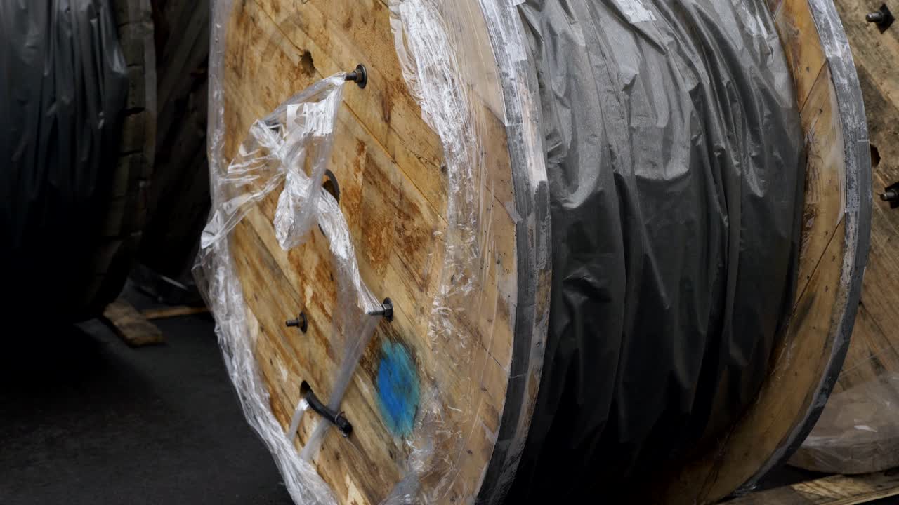 포크리프트는 트럭에 탑재하기 위해 케이블과 함께 거대한 베이를 올리고 판매를 위해 배송합니다. 케이블을 생산하는 공장.