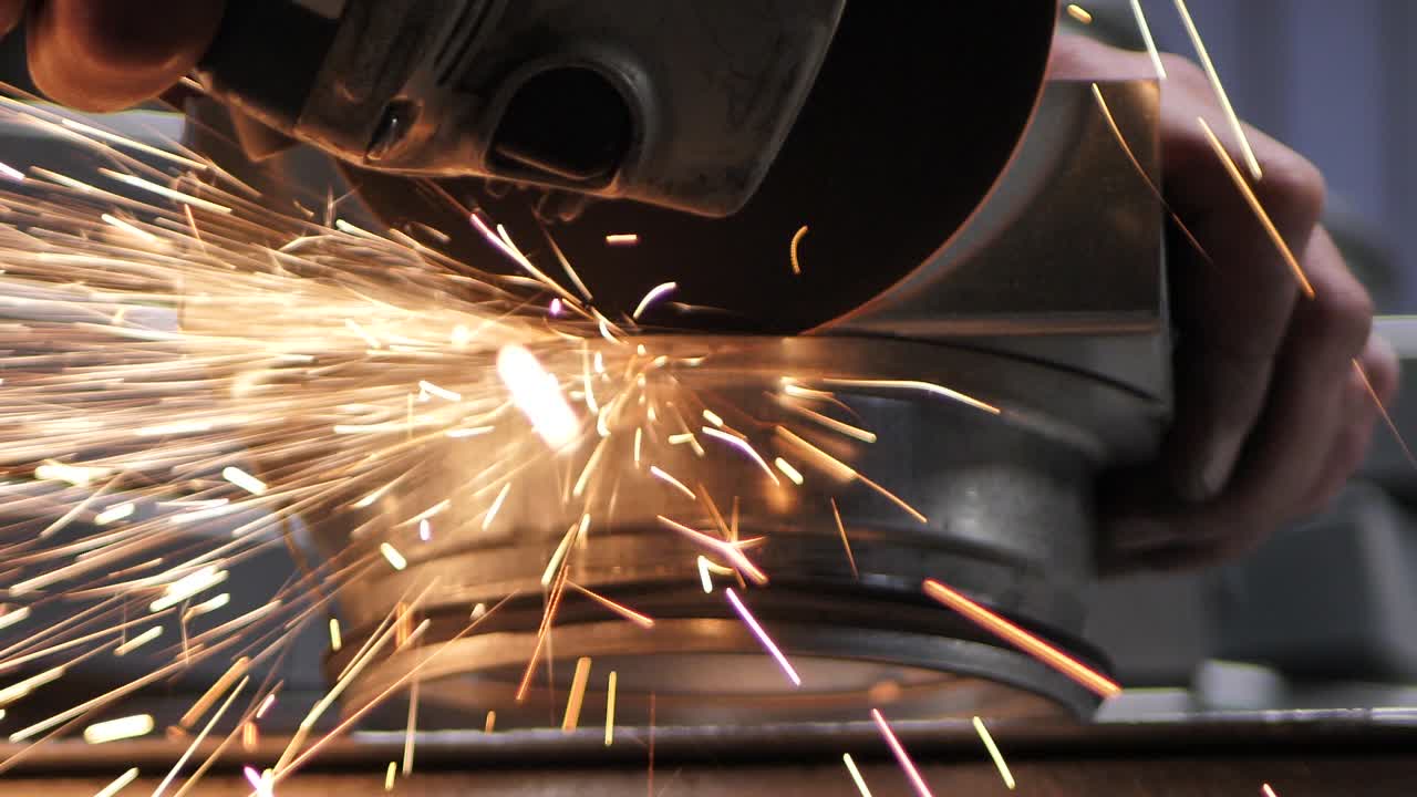 las chispas vuelan en todas las direcciones al procesar piezas metálicas