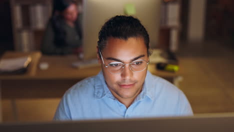 cara, computadora y satisfecho con un hombre en el trabajo