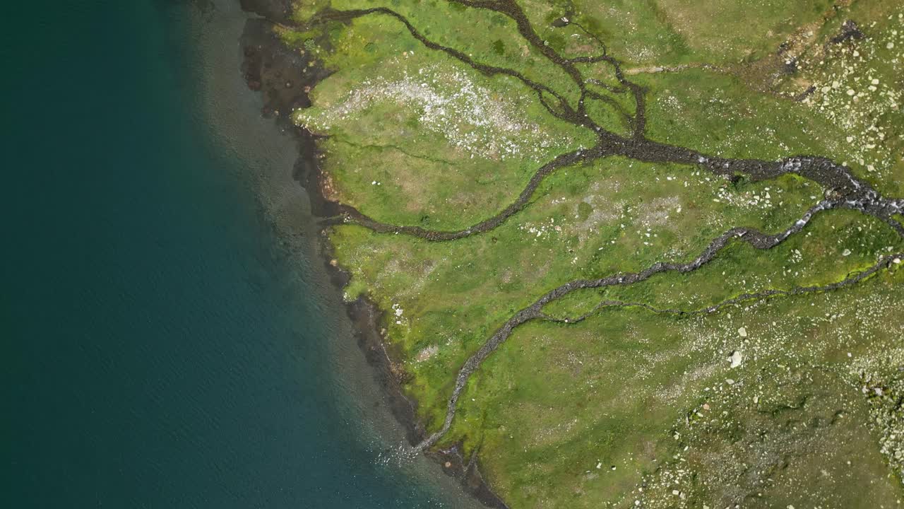 vista de pájaro en espiral disparo de avión no tripulado de un lago con un pequeño río