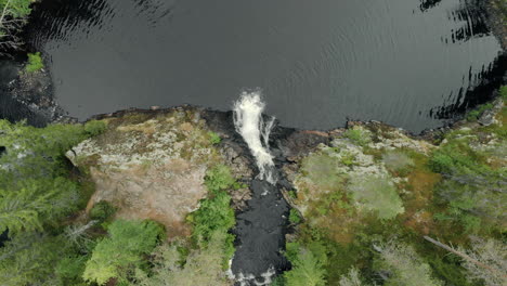 Cascada-Vista-Desde-Un-Dron-En-Un-Bosque-De-Color-Verde-Fuerte