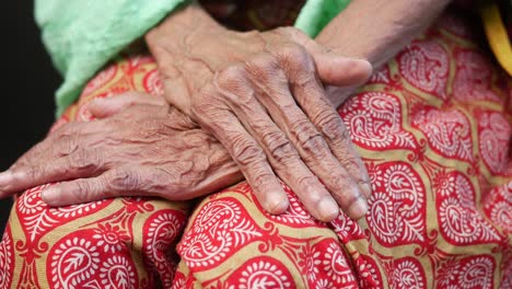 primer plano de las manos de una anciana