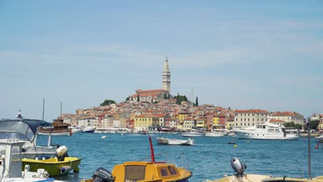 Una-Vista-Desde-El-Puerto-En-El-Colorido-Pueblo-Pesquero-De-Rovinj-En-Croacia