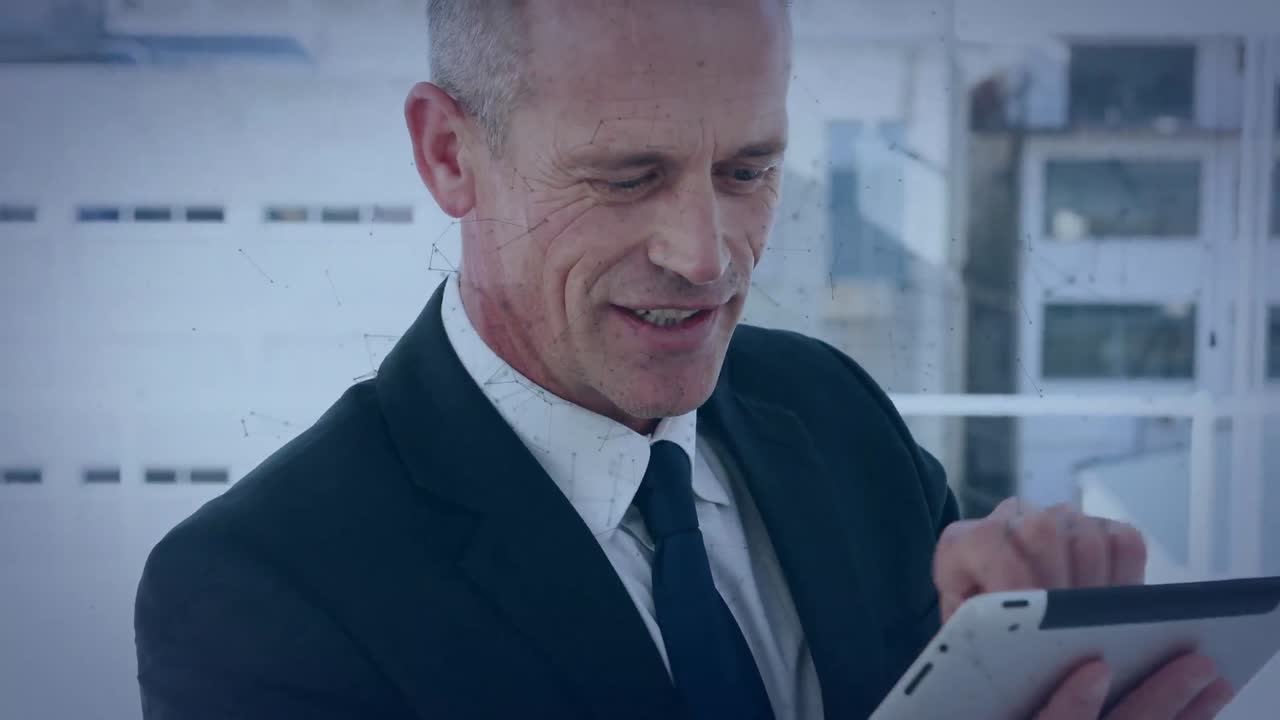 Netværk af forbindelser over kaukasisk ældre forretningsmand, der bruger digital tablet på kontoret.