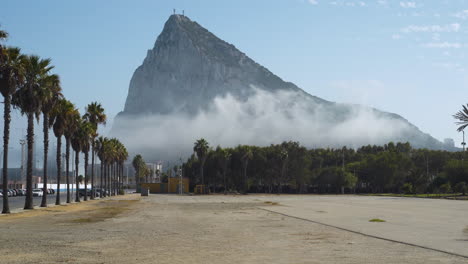 Nubes-De-Humo-Dando-Vueltas-Alrededor-De-La-Roca-Del-Promontorio-De-La-Montaña-De-Gibraltar