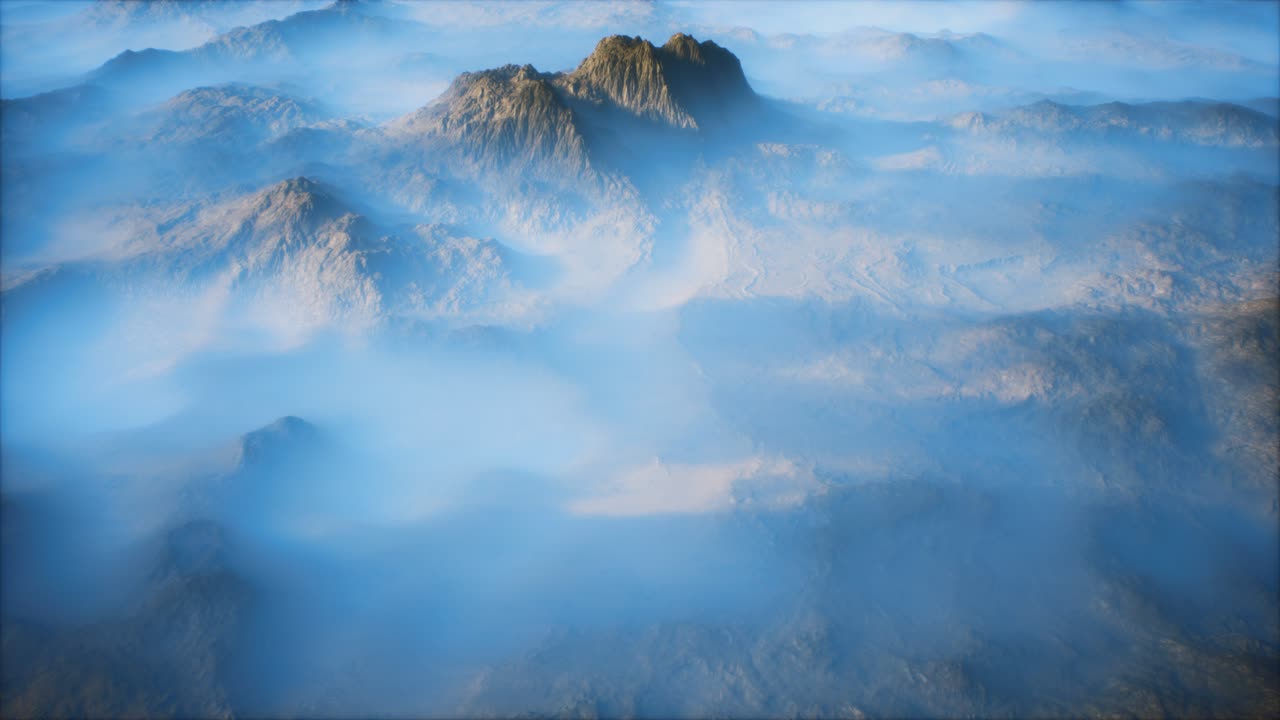 먼 산맥과 계곡에 있는  ⁇ 은 안개 층