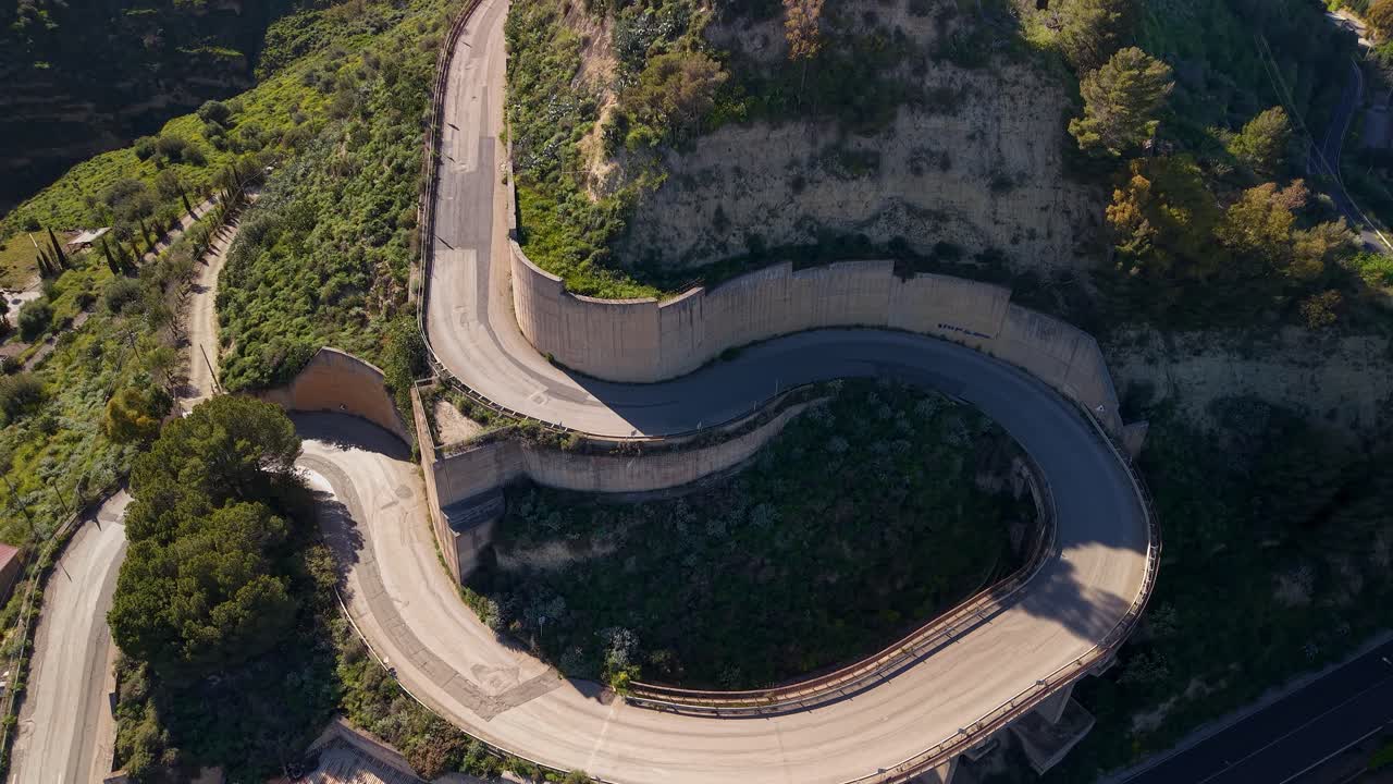 Panorama z lotu ptaka na tarasowe ogrody Villa Corradino w zabytkowym miasteczku Centuripe na wzgórzu, Sycylia
