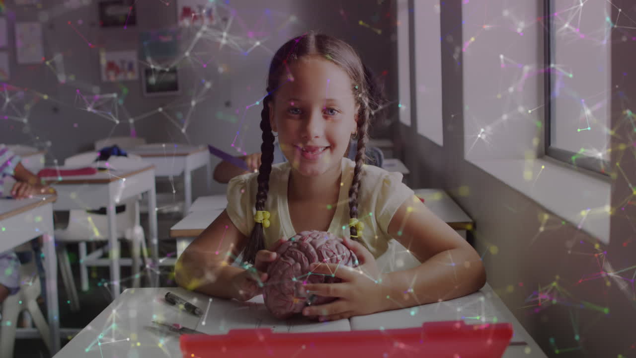 animación de redes sobre feliz estudiante biracial en el escritorio sosteniendo el cerebro modelo