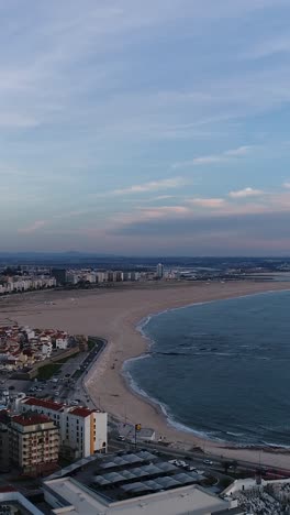 playa de la ciudad de figueira da foz, portugal, vista aérea, vídeo vertical