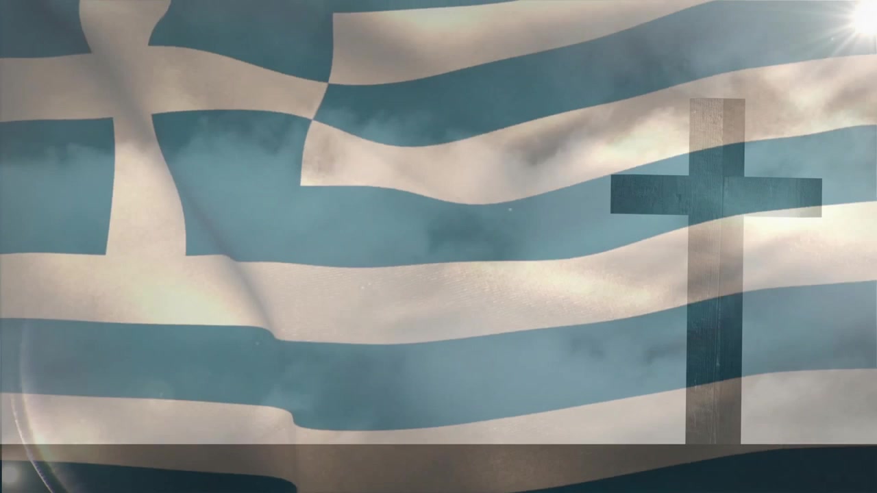 Eine Brise kommt auf und die Sonne hebt die Falten der griechischen Flagge hervor, während die wogenden Streifen rhythmisch wehen.