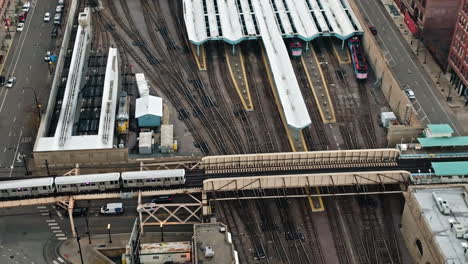 vista aérea de un tren cta frente al centro de transporte ogilvie en chicago