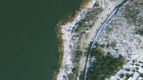 imágenes de drones de una carretera con coches junto a un embalse en una montaña en madrid