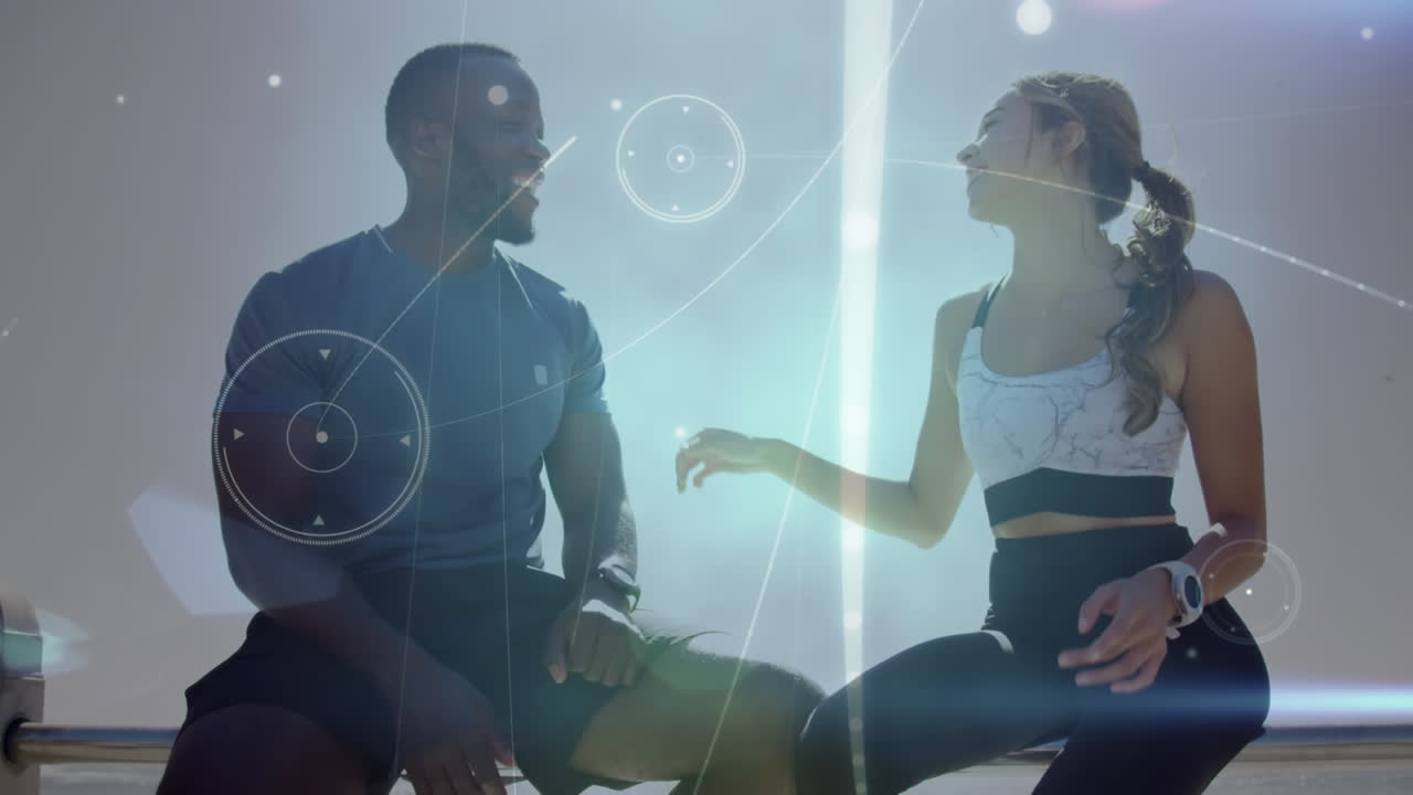 red brillante de conexiones sobre pareja biracial hablando entre sí sentados cerca de la playa