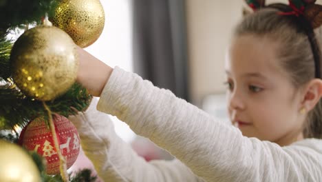 Handansicht-Eines-Kindes,-Das-Den-Weihnachtsbaum-Schmückt