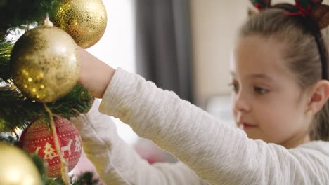 Vista-Portátil-De-Un-Niño-Decorando-El-árbol-De-Navidad.