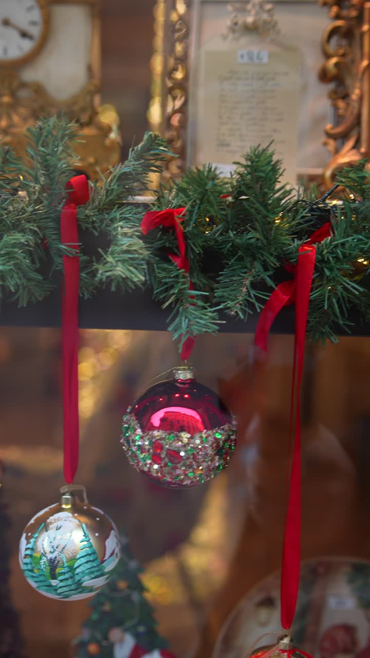 vitrina de navidad con adornos y decoraciones