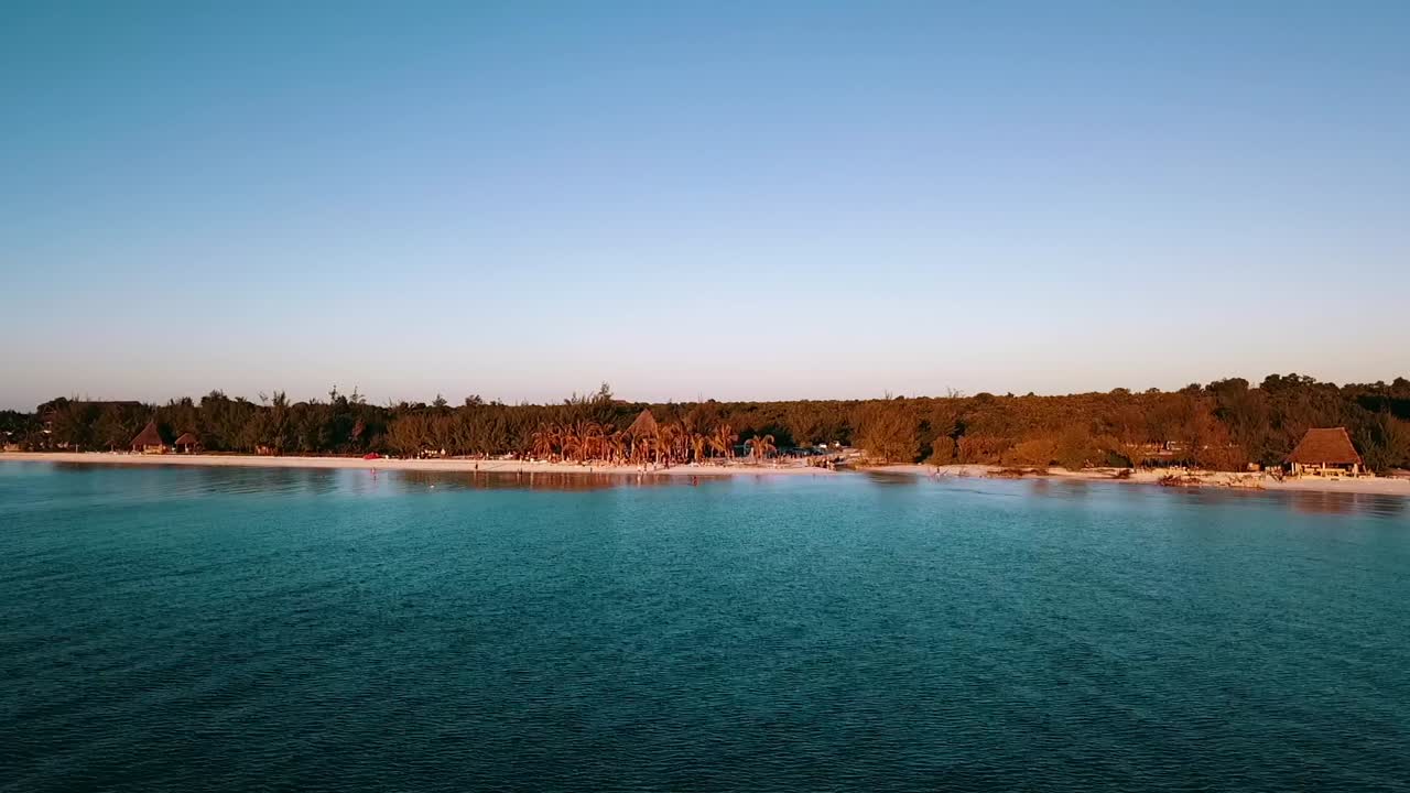 suave como la mantequilla que se hunde lentamente con un dron disparado frente a un bar en la playa de la fiesta del festival de los sueños