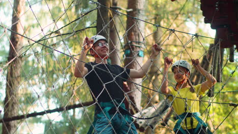 gente en el campamento de aventuras