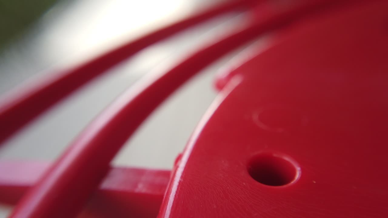 느린 동작으로 음료를 마시는 작은 윙윙거리는 새 부리의 최고의 매크로 익스트림 클로즈업