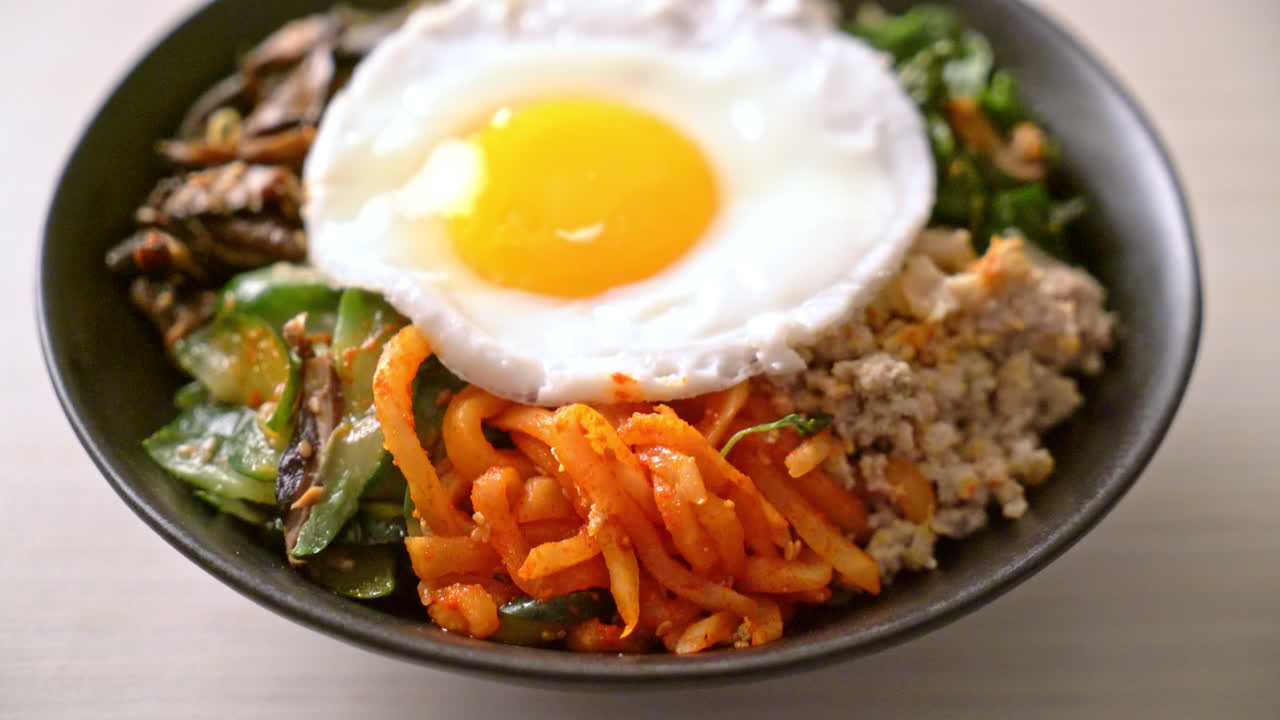 bibimbap, ensalada picante coreana con cuenco de arroz - comida tradicionalmente coreana