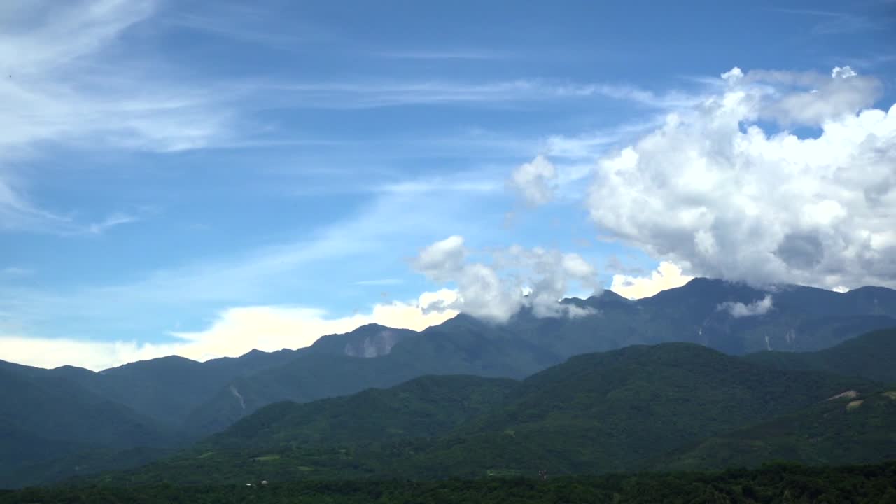 밝고 화창한 날에 산 위에 걸려있는 구름