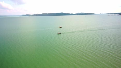 Boote-Auf-Dem-Blauen-Plattensee,-Ungarn