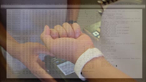 animación de procesamiento de datos sobre las manos de un hombre caucásico pagando con un reloj inteligente