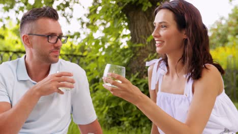 Feliz-Pareja-Bebiendo-Champán-En-La-Playa-De-Verano.-Concepto-De-Ocio,-Relaciones-Y-Personas.-Feliz-Pareja-Bebiendo-Champán-En-La-Playa-De-Verano.