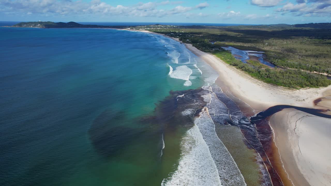 Belongil Creek incontra il paesaggio oceanico vicino a Byron Bay nel Nuovo Galles del Sud, Australia.