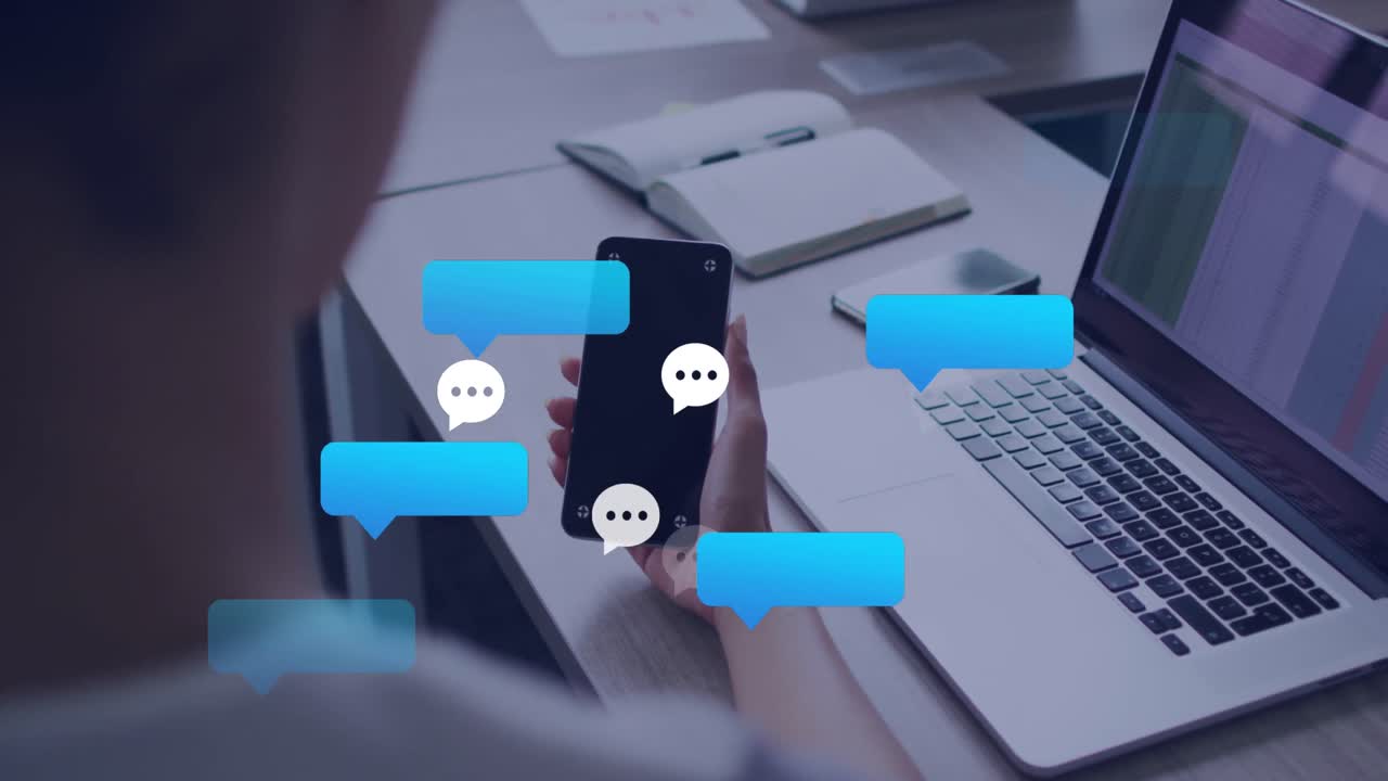 animación de iconos de redes sociales sobre la vista trasera de una mujer usando un teléfono inteligente con espacio de copia en la oficina.