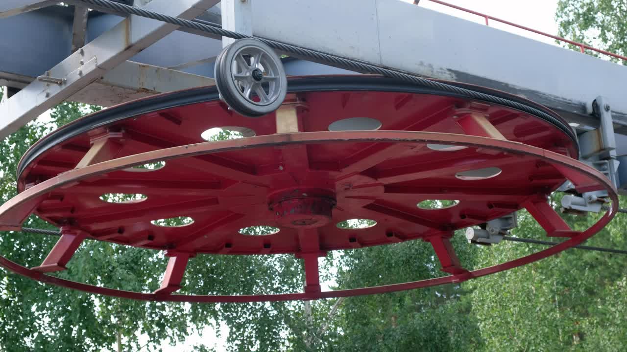 케이블카의 메커니즘의 비디오 - 알타이 마을 belokurikha 근처의 tserkovka 산에 케이블웨이의 엔진 메커니즈.