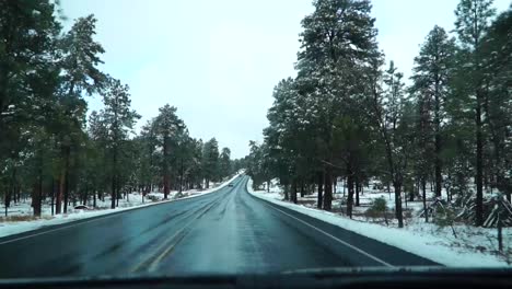 雪地高速公路雪地公路上行駛的汽車