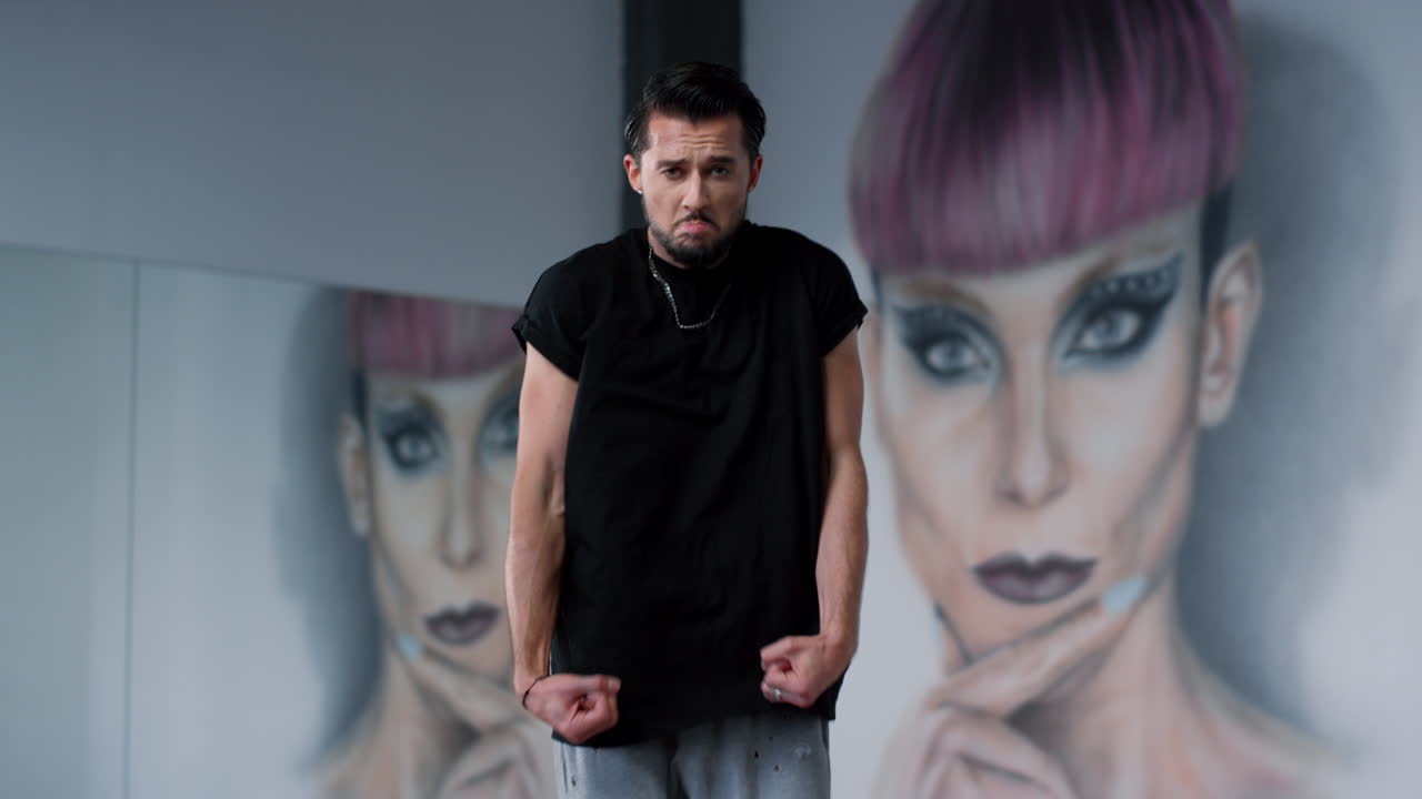 hombre feliz bailando en clase moderna. tipo alegre realizando pasos de hip hop en el interior