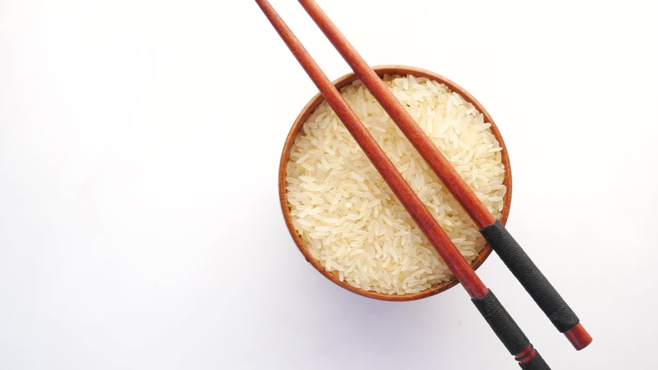 cuenco de madera de arroz con palillos