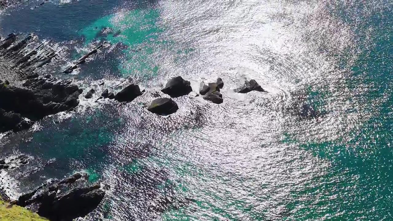 Ripresa aerea con drone di acqua turchese e promontorio roccioso a Crescent Head, Australia