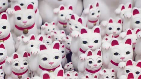 Lindos-Gatos-Blancos-Maneki-Neko-En-Gotokuji-Tokyo,-Siguiendo-El-Tiro-Derecho