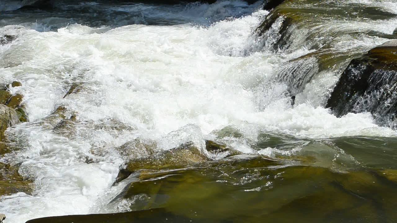 Chutes de la rivière de montagne. Cours d'eau en montagne.
