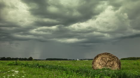 Grüne-Wiesen-Mit-Heu-Rollen-über-Den-Bewölkten-Himmel-Im-Ländlichen-Bauernhof