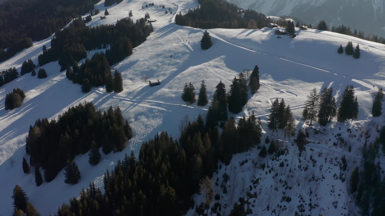 antena de cabañas en la cima de una montaña cubierta de nieve