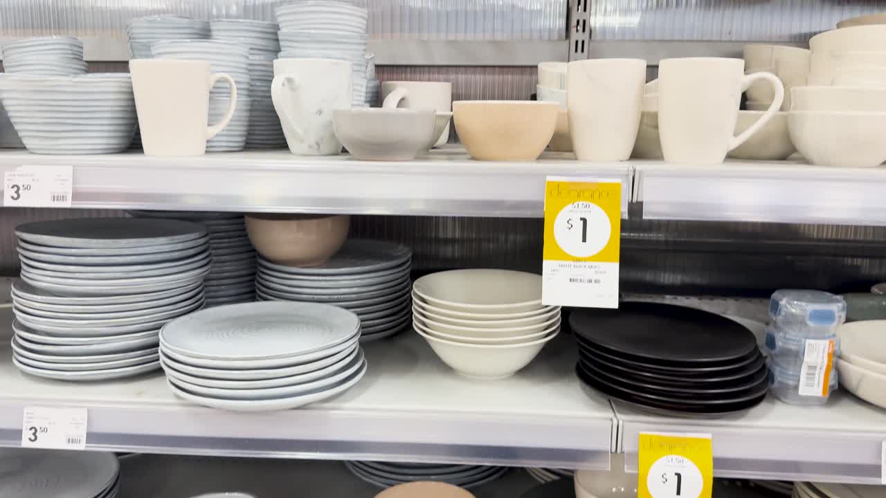 estantes llenos de platos, cuencos y tazas
