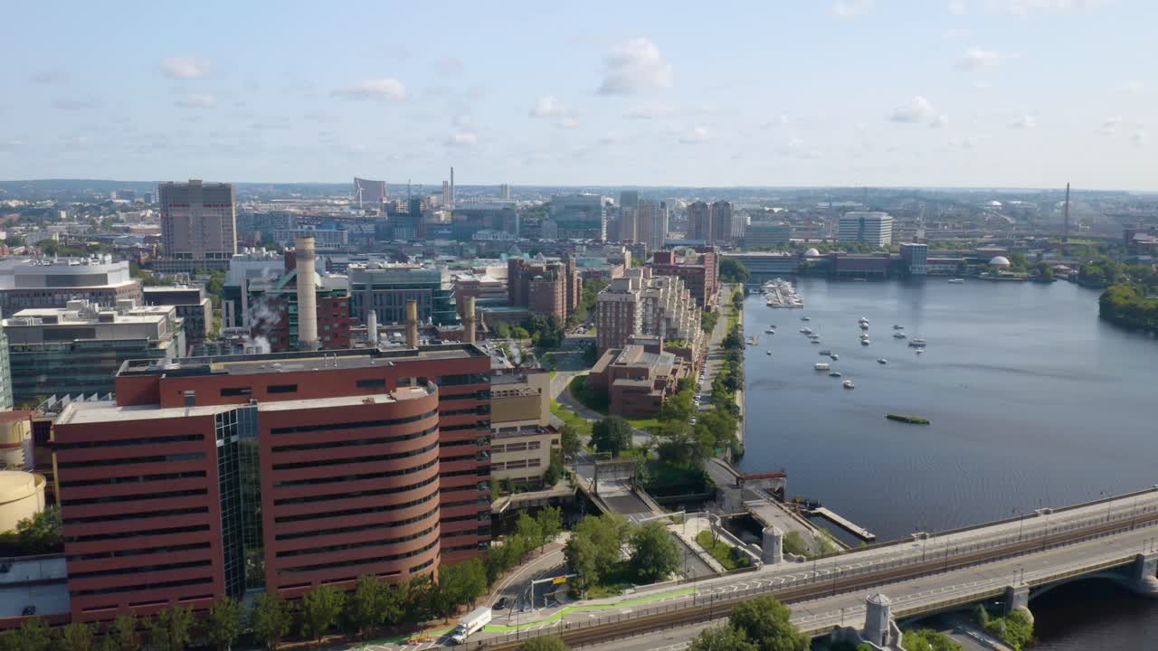 아름다운 날에 스카이라인을 배경으로 보스턴 시내에서 멀리 날아가는 드론