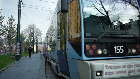 Un-Tranvía-Circulando-Por-Las-Calles-De-Oslo-En-Noruega