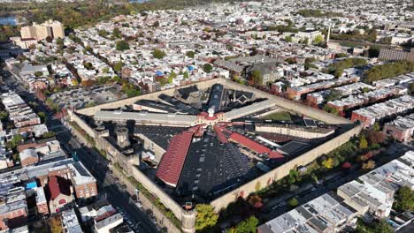 Imágenes-Aéreas-En-La-Mañana-Al-Norte-Del-Centro-De-Filadelfia-Girando-Alrededor-Del-Sitio-Histórico-De-La-Penitenciaría-Del-Estado-Del-Este