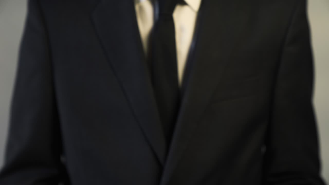 손에 100달러 지폐 한 어리를 들고 있는 사업가의 클로즈업