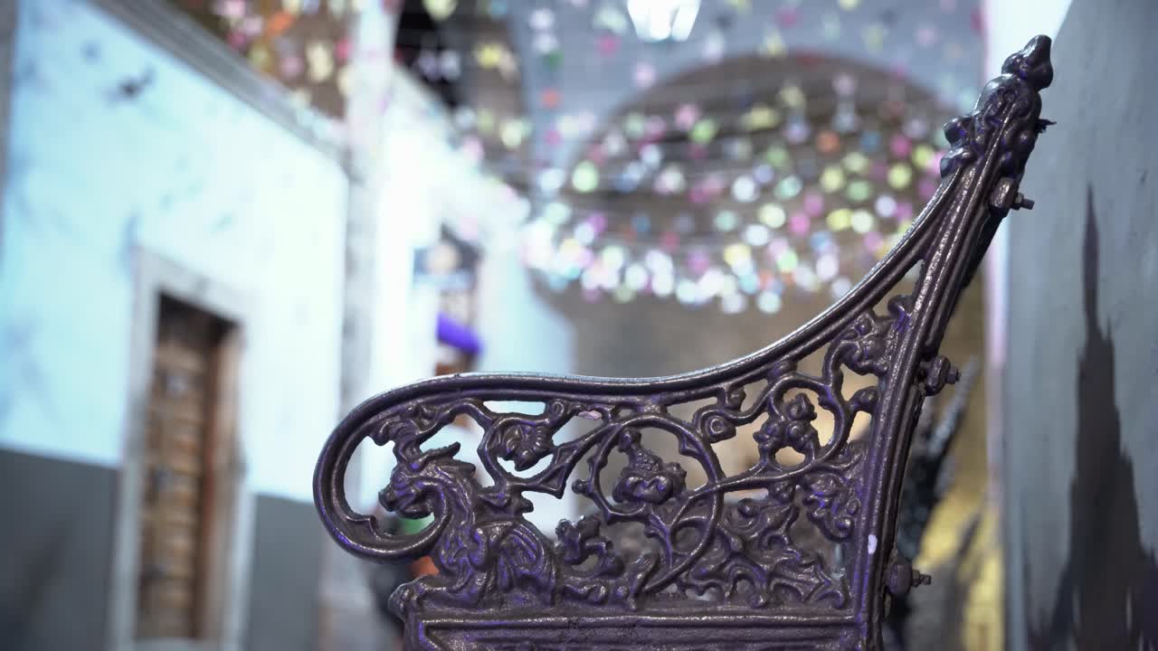 거리의 금속 벤치