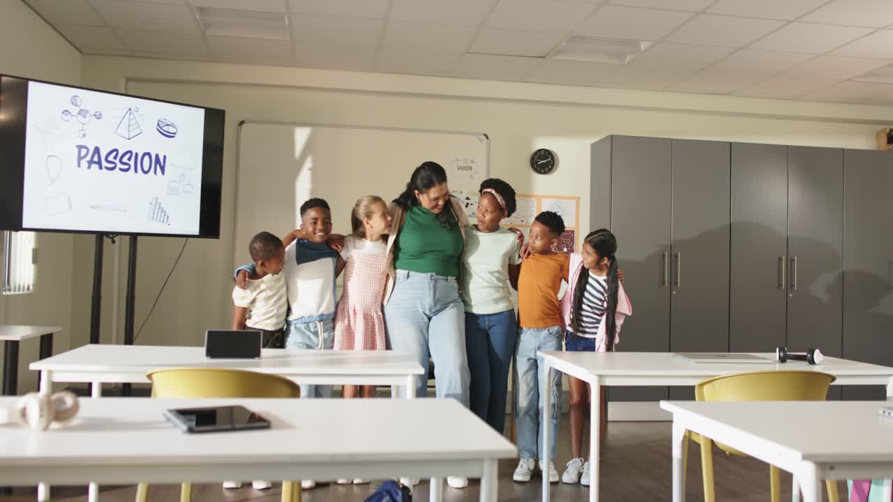 Insegnante donna afroamericana con una maglietta verde che si china, collegando gli studenti a un display PASSION.