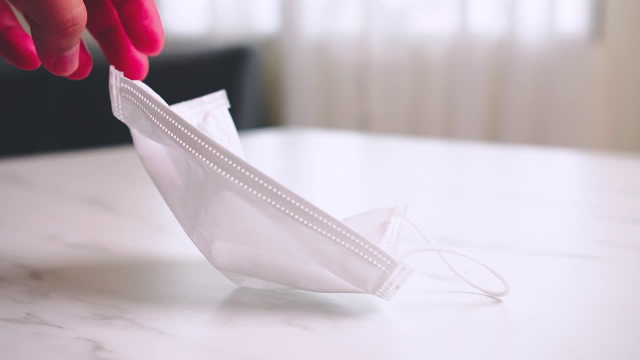 máscara protectora usada y lista para ser desechada