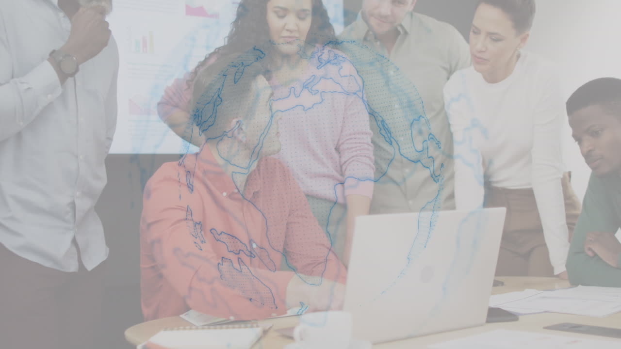 animación del globo sobre diversas personas de negocios que usan computadora portátil en la oficina.