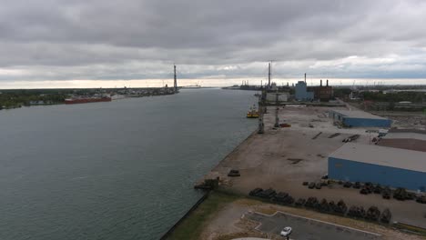 Drone-view-of-the-Detroit-River-in-Detroit,-Michigan